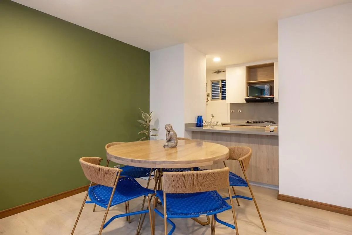 Comodo Y Recien Remodelado Apto De 2 Habitaciones Cerca A Provenza 메딜린 0*,  콜롬비아